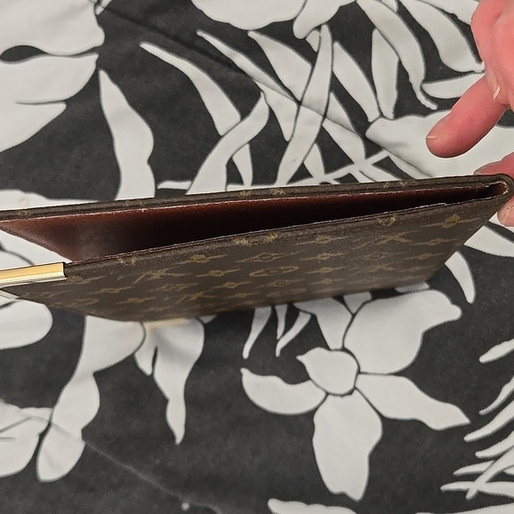 Louis Vuitton Monogram Desk Agenda 9”x6.5” - Picture 14 of 17